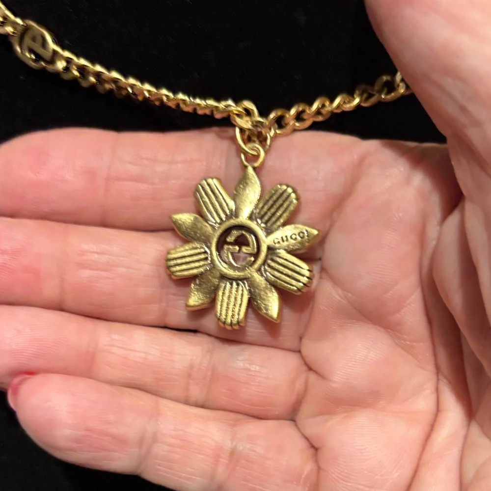 Gold Flower GG Pendant Necklace - Picture 3 of 4